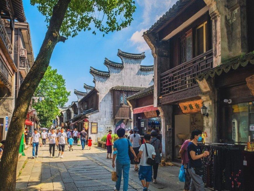 太憨了！球卡在篮架上，赵四用拖把戳掉，随后冲哈登憨笑：我聪明吧？